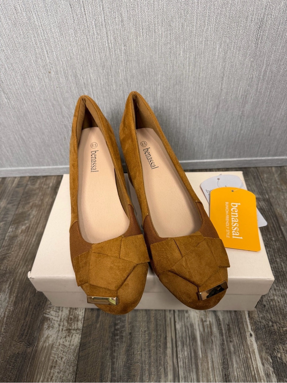 Benassal Women's Tan Block Heel Pumps with Bow and Metal Accent Size 8.5 - Picture 7 of 16